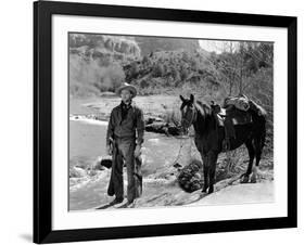 Ciel rouge BLOOD ON THE MOON by Robert Wise with Robert Mitchum, 1948 (b/w photo)-null-Framed Photo