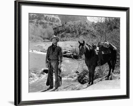 Ciel rouge BLOOD ON THE MOON by Robert Wise with Robert Mitchum, 1948 (b/w photo)-null-Framed Photo