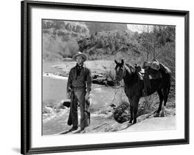 Ciel rouge BLOOD ON THE MOON by Robert Wise with Robert Mitchum, 1948 (b/w photo)-null-Framed Photo