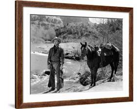 Ciel rouge BLOOD ON THE MOON by Robert Wise with Robert Mitchum, 1948 (b/w photo)-null-Framed Photo