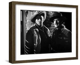 Ciel rouge BLOOD ON THE MOON by Robert Wise with Robert Mitchum and Robert Preston, 1948 (b/w photo-null-Framed Photo