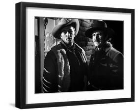 Ciel rouge BLOOD ON THE MOON by Robert Wise with Robert Mitchum and Robert Preston, 1948 (b/w photo-null-Framed Photo