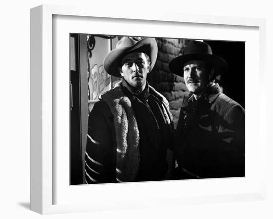 Ciel rouge BLOOD ON THE MOON by Robert Wise with Robert Mitchum and Robert Preston, 1948 (b/w photo-null-Framed Photo