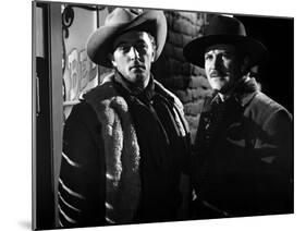 Ciel rouge BLOOD ON THE MOON by Robert Wise with Robert Mitchum and Robert Preston, 1948 (b/w photo-null-Mounted Photo