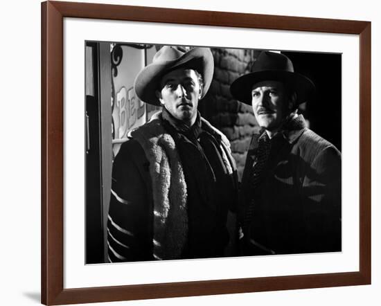 Ciel rouge BLOOD ON THE MOON by Robert Wise with Robert Mitchum and Robert Preston, 1948 (b/w photo-null-Framed Photo