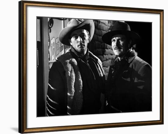 Ciel rouge BLOOD ON THE MOON by Robert Wise with Robert Mitchum and Robert Preston, 1948 (b/w photo-null-Framed Photo