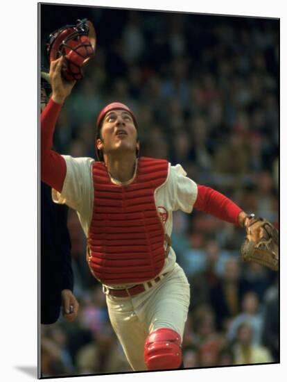 Cincinnati Reds Catcher Johnny Bench Catching Pop Fly During Game Against San Francisco Giants-John Dominis-Mounted Premium Photographic Print