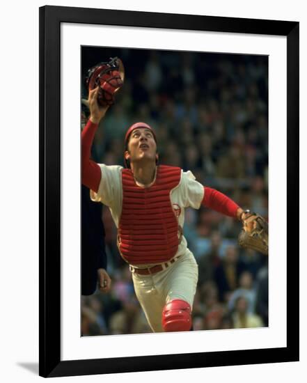 Cincinnati Reds Catcher Johnny Bench Catching Pop Fly During Game Against San Francisco Giants-John Dominis-Framed Premium Photographic Print