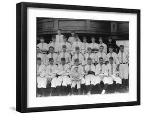 Cincinnati Reds Team, Baseball Photo - Cincinnati, OH-Lantern Press-Framed Art Print