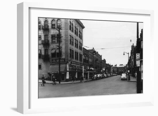 City Street Scene, Lewis-Clark Hotel in Distance - Lewiston, ID-Lantern Press-Framed Art Print