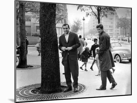 Classe tous risques by Claude Sautet with Lino Ventura and Jean-Paul Belmondo, 1960 (b/w photo)-null-Mounted Photo