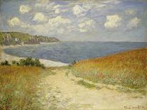 Étretat: the Beach and the Falaise D'amont, 1885 (Oil on Canvas)-Claude Monet-Giclee Print