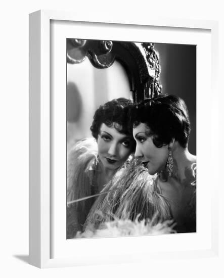 Claudette Colbert en, 1932 (photo)-null-Framed Photo