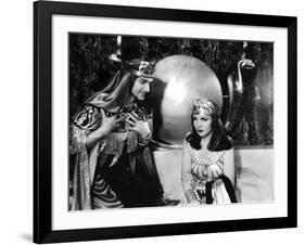 CLEOPATRA, 1934 directed by CECIL BeMILLE Claudette Colbert (b/w photo)-null-Framed Photo