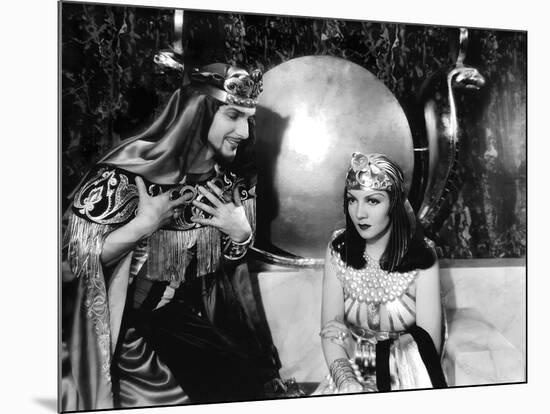 CLEOPATRA, 1934 directed by CECIL BeMILLE Claudette Colbert (b/w photo)-null-Mounted Photo