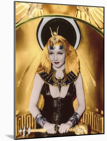 CLEOPATRA, 1934 directed by CECIL BeMILLE Claudette Colbert (photo)-null-Mounted Photo