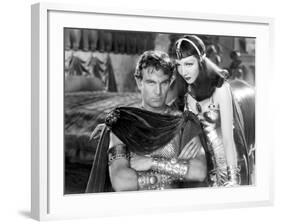 CLEOPATRA, 1934 directed by CECIL BeMILLE Henry Wilcoxon and Claudette Colbert (b/w photo)-null-Framed Photo