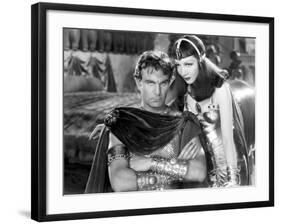 CLEOPATRA, 1934 directed by CECIL BeMILLE Henry Wilcoxon and Claudette Colbert (b/w photo)-null-Framed Photo