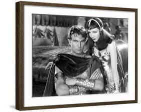 CLEOPATRA, 1934 directed by CECIL BeMILLE Henry Wilcoxon and Claudette Colbert (b/w photo)-null-Framed Photo