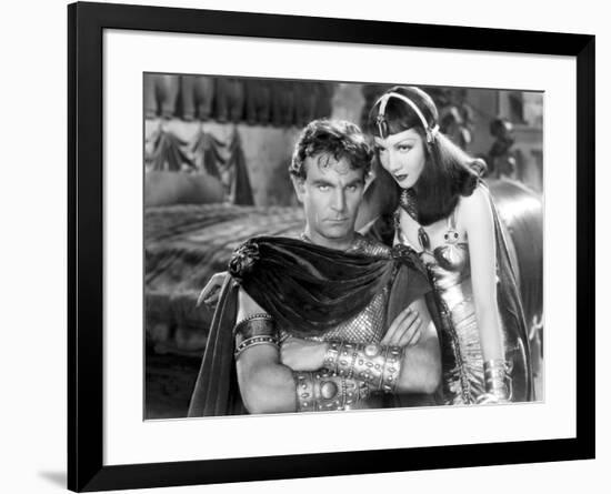 CLEOPATRA, 1934 directed by CECIL BeMILLE Henry Wilcoxon and Claudette Colbert (b/w photo)-null-Framed Photo