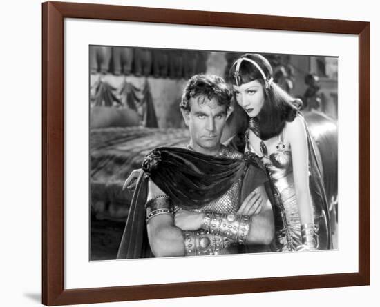 CLEOPATRA, 1934 directed by CECIL BeMILLE Henry Wilcoxon and Claudette Colbert (b/w photo)-null-Framed Photo