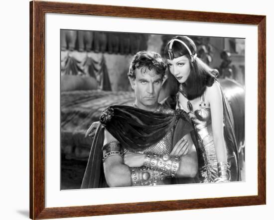 CLEOPATRA, 1934 directed by CECIL BeMILLE Henry Wilcoxon and Claudette Colbert (b/w photo)-null-Framed Photo