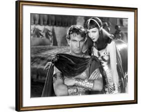 CLEOPATRA, 1934 directed by CECIL BeMILLE Henry Wilcoxon and Claudette Colbert (b/w photo)-null-Framed Photo