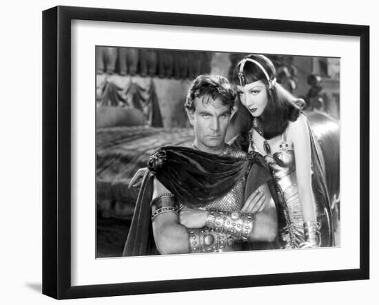 CLEOPATRA, 1934 directed by CECIL BeMILLE Henry Wilcoxon and Claudette Colbert (b/w photo)-null-Framed Photo