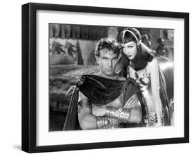 CLEOPATRA, 1934 directed by CECIL BeMILLE Henry Wilcoxon and Claudette Colbert (b/w photo)-null-Framed Photo