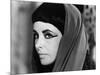 CLEOPATRA, 1963 directed by JOSEPH L. MANKIEWICZ Elizabeth Taylor (b/w photo)-null-Mounted Photo