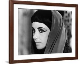 CLEOPATRA, 1963 directed by JOSEPH L. MANKIEWICZ Elizabeth Taylor (b/w photo)-null-Framed Photo