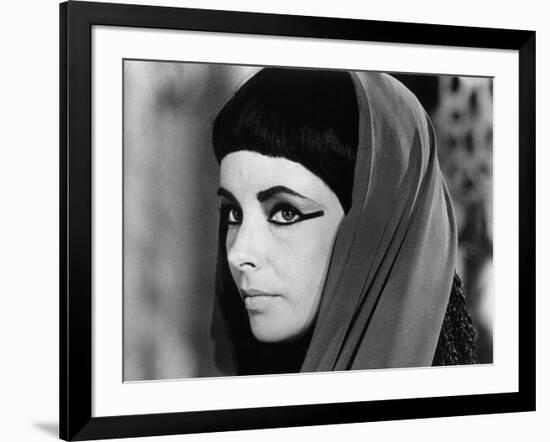 CLEOPATRA, 1963 directed by JOSEPH L. MANKIEWICZ Elizabeth Taylor (b/w photo)-null-Framed Photo