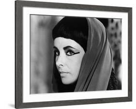 CLEOPATRA, 1963 directed by JOSEPH L. MANKIEWICZ Elizabeth Taylor (b/w photo)-null-Framed Photo