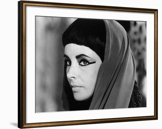 CLEOPATRA, 1963 directed by JOSEPH L. MANKIEWICZ Elizabeth Taylor (b/w photo)-null-Framed Photo