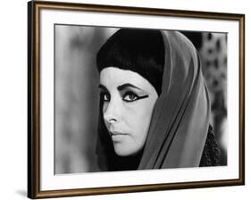 CLEOPATRA, 1963 directed by JOSEPH L. MANKIEWICZ Elizabeth Taylor (b/w photo)-null-Framed Photo