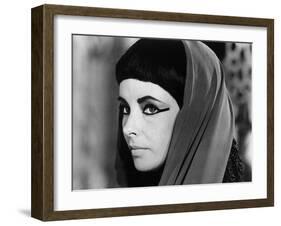 CLEOPATRA, 1963 directed by JOSEPH L. MANKIEWICZ Elizabeth Taylor (b/w photo)-null-Framed Photo