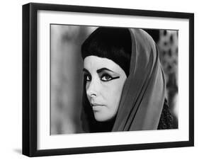 CLEOPATRA, 1963 directed by JOSEPH L. MANKIEWICZ Elizabeth Taylor (b/w photo)-null-Framed Photo