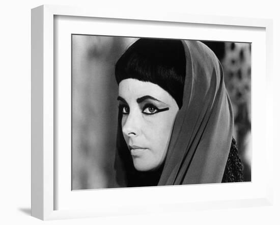 CLEOPATRA, 1963 directed by JOSEPH L. MANKIEWICZ Elizabeth Taylor (b/w photo)-null-Framed Photo