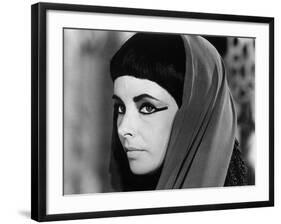 CLEOPATRA, 1963 directed by JOSEPH L. MANKIEWICZ Elizabeth Taylor (b/w photo)-null-Framed Photo