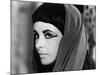 CLEOPATRA, 1963 directed by JOSEPH L. MANKIEWICZ Elizabeth Taylor (b/w photo)-null-Mounted Photo