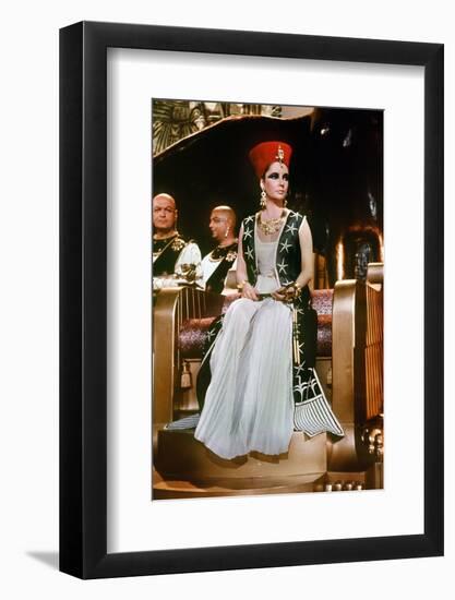 CLEOPATRA, 1963 directed by JOSEPH L. MANKIEWICZ Elizabeth Taylor (photo)-null-Framed Photo