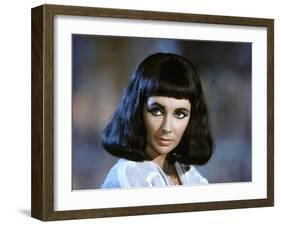 CLEOPATRA, 1963 directed by JOSEPH L. MANKIEWICZ Elizabeth Taylor (photo)-null-Framed Photo