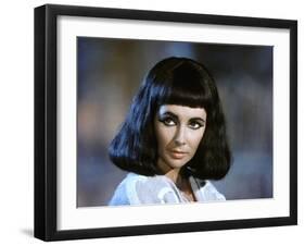 CLEOPATRA, 1963 directed by JOSEPH L. MANKIEWICZ Elizabeth Taylor (photo)-null-Framed Photo