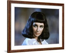 CLEOPATRA, 1963 directed by JOSEPH L. MANKIEWICZ Elizabeth Taylor (photo)-null-Framed Photo