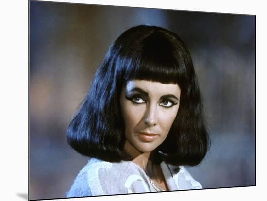 CLEOPATRA, 1963 directed by JOSEPH L. MANKIEWICZ Elizabeth Taylor (photo)-null-Mounted Photo