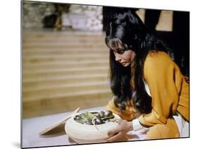 CLEOPATRA, 1963 directed by JOSEPH L. MANKIEWICZ Elizabeth Taylor (photo)-null-Mounted Photo