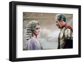 CLEOPATRA, 1963 directed by JOSEPH L. MANKIEWICZ Elizabeth Taylor / Rex Harrison (photo)-null-Framed Photo