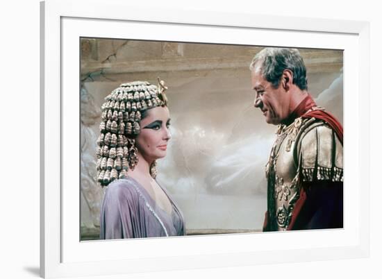 CLEOPATRA, 1963 directed by JOSEPH L. MANKIEWICZ Elizabeth Taylor / Rex Harrison (photo)-null-Framed Photo