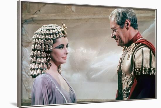 CLEOPATRA, 1963 directed by JOSEPH L. MANKIEWICZ Elizabeth Taylor / Rex Harrison (photo)-null-Framed Photo