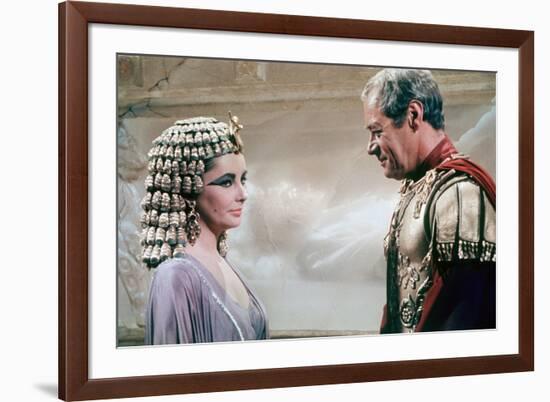 CLEOPATRA, 1963 directed by JOSEPH L. MANKIEWICZ Elizabeth Taylor / Rex Harrison (photo)-null-Framed Photo